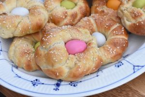 Påskeboller med påskeæg - flettede påskereder