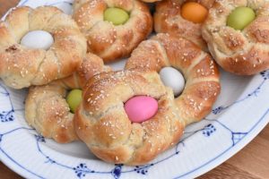 Påskeboller med påskeæg - flettede påskereder