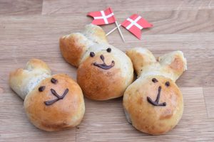 Påskeharer af bolledej - opskrift på søde figurboller 
