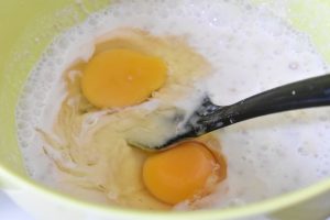 Tykmælk røres med æg og smør