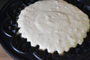 Morgenmadsvafler - dejen lægges i vaffeljerner