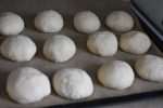 Koldhævede fødselsdagsboller - nem opskrift - bollerne formes