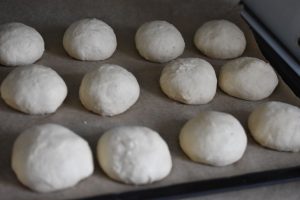 Koldhævede fødselsdagsboller - nem opskrift - bollerne formes