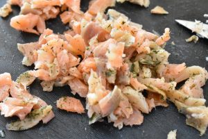 Laksesalat med røget laks - opskrift på nem frokostsalat