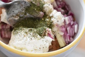 Laksesalat med røget laks - opskrift på nem frokostsalat