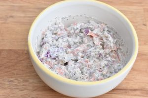 Laksesalat med røget laks - opskrift på nem pålægssalat