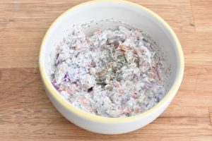 Laksesalat med røget laks - opskrift på nem pålægssalat