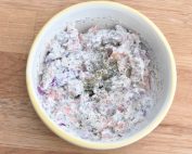 Laksesalat med røget laks - opskrift på nem frokostsalat