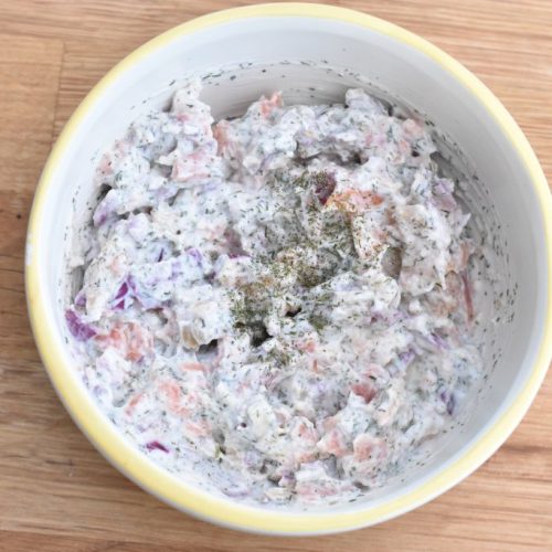 Laksesalat med røget laks - opskrift på nem frokostsalat