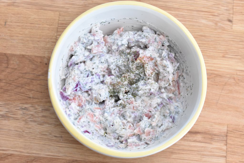 Laksesalat med røget laks - opskrift på nem frokostsalat