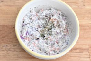Laksesalat med røget laks - opskrift på nem pålægssalat