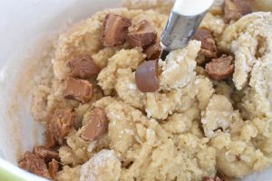 Dejen røres og Dumle tilsættes