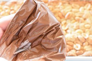 Chokoladen smeltes i mikroovnen