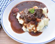 Braiseret kalveskank med kartoffelmos - nem opskrift