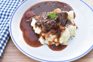 Braiseret kalveskank med kartoffelmos - nem opskrift