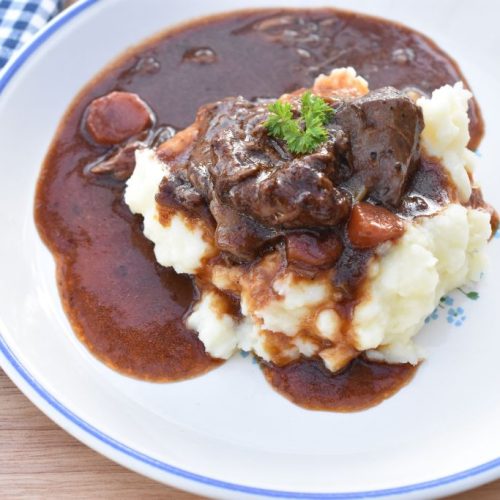 Braiseret kalveskank med kartoffelmos - nem opskrift