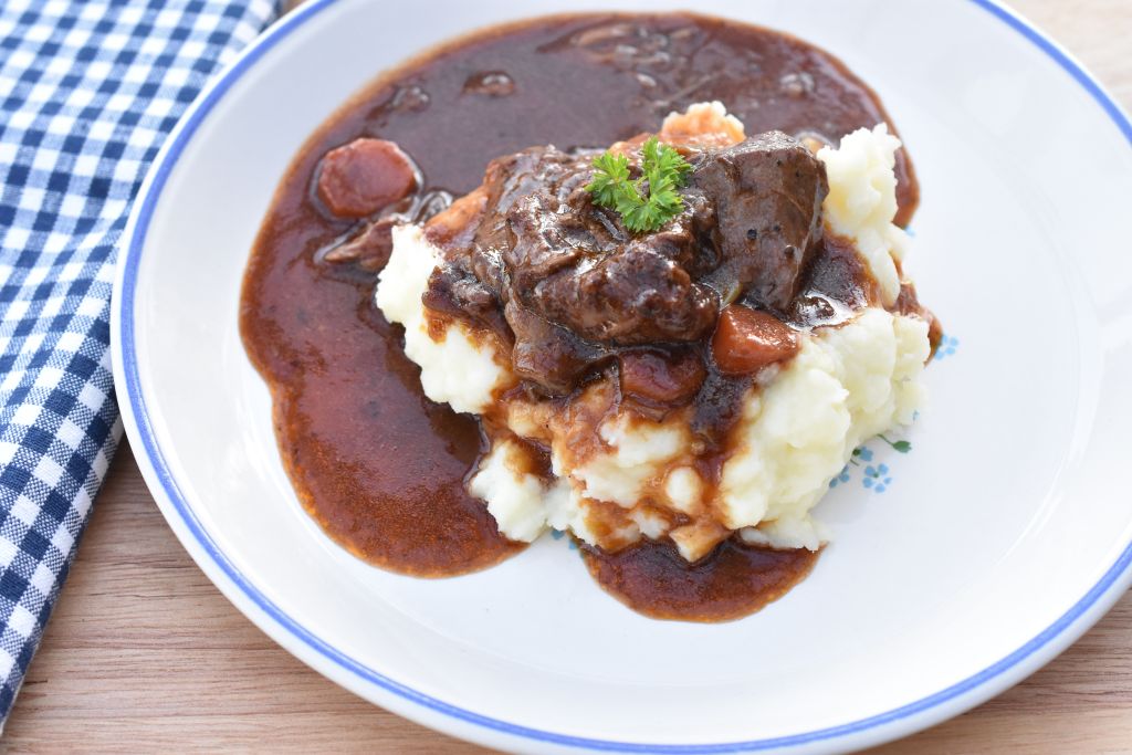 Braiseret kalveskank med kartoffelmos - nem opskrift