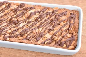 Cookiekage med karamel, saltede peanuts og mælkechokolade