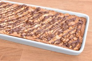 Cookiekage med karamel, saltede peanuts og mælkechokolade