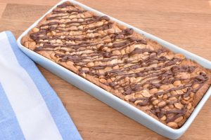 Cookiekage med karamel, saltede peanuts og mælkechokolade