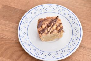 Cookiekage med karamel, saltede peanuts og mælkechokolade