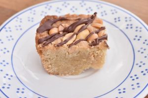 Cookiekage med karamel, saltede peanuts og mælkechokolade