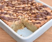 Cookiekage med Dumle, peanuts og mælkechokolade