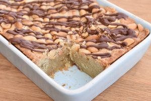 Cookiekage med karamel, saltede peanuts og mælkechokolade