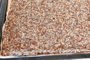 Kerneblandingen smøres ud på bagepladen