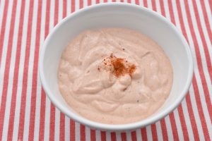 Creme fraiche dressing med paprika - opskrift på rød dressing