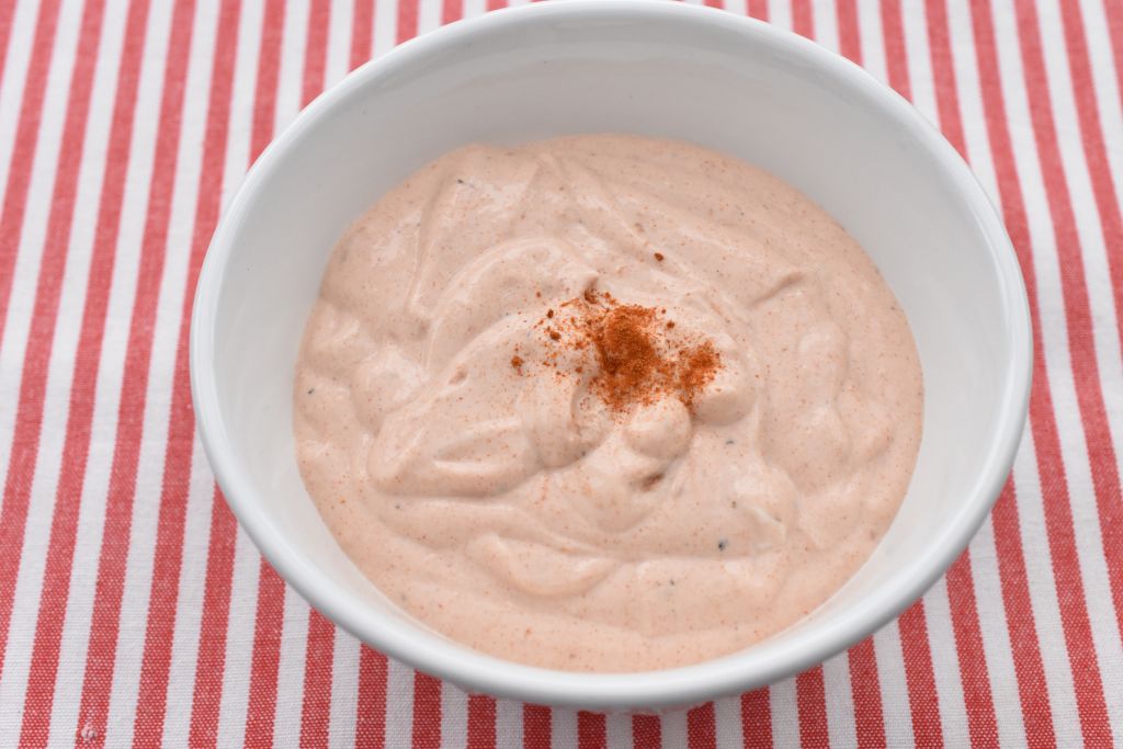 Creme fraiche dressing med paprika - opskrift på rød dressing