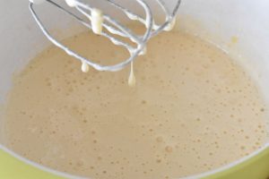 Rabarber muffins med banan - nem opskrift - dejen røres