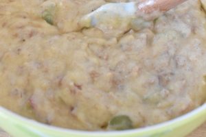 Rabarber muffins med banan - nem opskrift - rabarberne vendes i