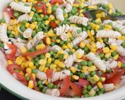 Pastasalat med grøntsager - med majs, ærter og tomater