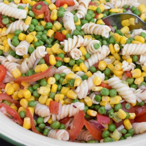 Pastasalat med grøntsager - med majs, ærter og tomater