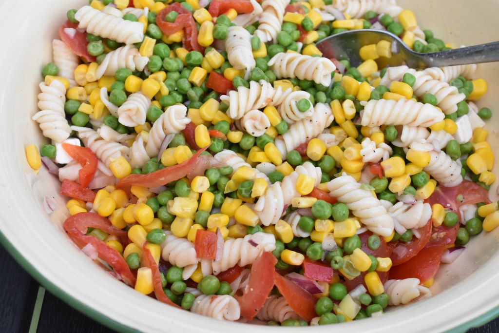 Pastasalat med grøntsager - med majs, ærter og tomater