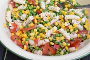Pastasalat med grøntsager - med majs, ærter og tomater