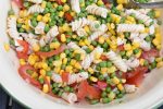 Pastasalat med grøntsager - med majs, ærter og tomater