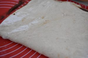Koldhævede kanelsnurrer - nem opskrift på lækre snurrer - dejen foldes