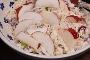 Blomkålssalat med æbler - nem salat med blomkålsris