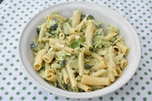 Green Goddess pastasalat med grøn dressing