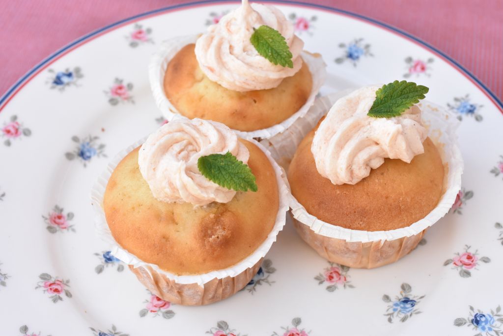 Rabarbermuffins med rabarber smørcreme - opskrift