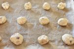 Snickers cookies - nem opskrift på lækre kager - cookie kugler lægges på pladen