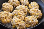 Majsdeller - opskrift på vegetariske majsfrikadeller - "frikadellerne" formes