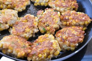 Majsdeller - opskrift på vegetariske majsfrikadeller - frikadellerne steges