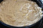 Saftig banankage med sprød topping - dejen puttes i springform