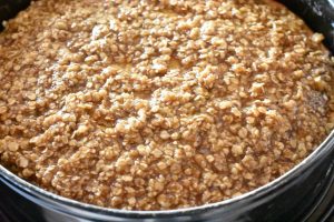 Saftig banankage med sprød topping - sprød topping fordeles på kagen