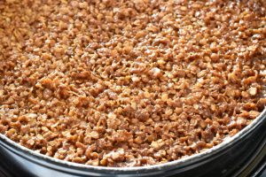 Saftig banankage med sprød topping - den bagte kage