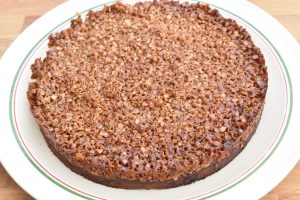 Saftig banankage med sprød topping - hel kage