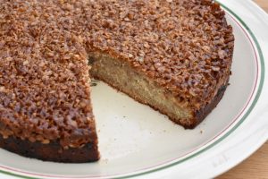 Saftig banankage med sprød topping - skåret et stykke